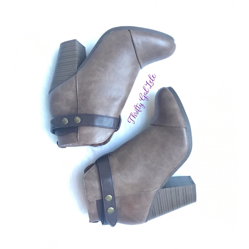 Breckelle’s Gail-22 Belted Chunky Heeled Booties